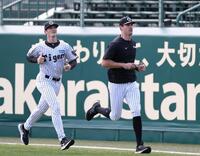 外野を走るルーカス（左）とラグズデール（撮影・西田忠信）