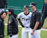 阪神・藤川球児監督（左手前）と言葉を交わし笑顔を見せる（右から）阪神・カーソン・ラグズデールと阪神・イーストン・ルーカス＝甲子園（撮影・立川洋一郎）