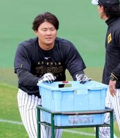外野に飛んだボールを集めに向かう前川（撮影・立川洋一郎）