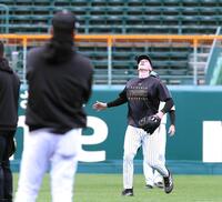 　早出で守備練習をするディベイニー（右）＝撮影・西田忠信