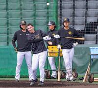 ノックバットを使ってロングティーをするディベイニー（撮影・立川洋一郎）