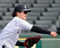 シートノックで二塁へ送球する伏見（撮影・立川洋一郎）