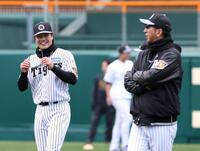 阪神・藤川球児監督（右）と言葉を交わす阪神・伏見寅威＝甲子園（撮影・西田忠信）