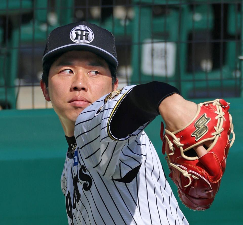 キャッチボールをして調整する才木（撮影・立川洋一郎）