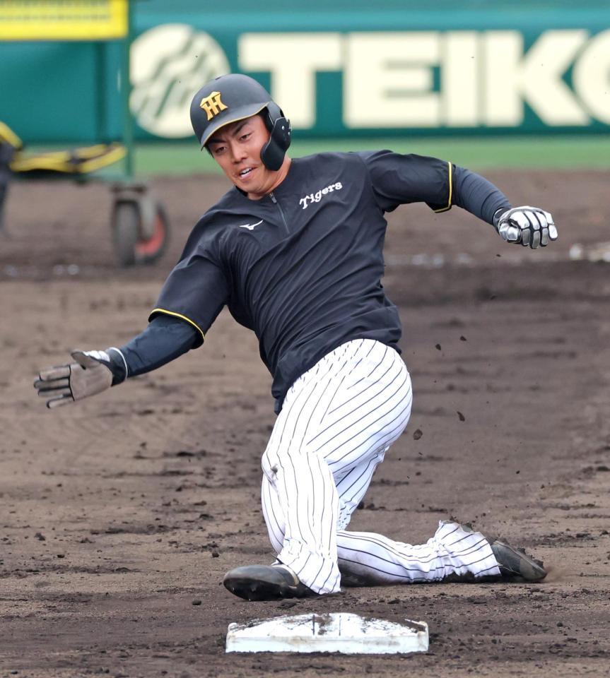 走塁練習で二塁へスライディングする谷端（撮影・立川洋一郎）