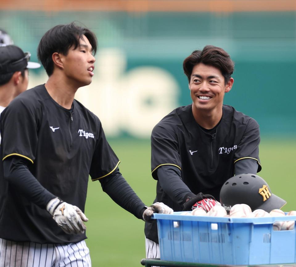 岡城（左）と笑顔で練習を引き揚げる谷端（撮影・西田忠信）