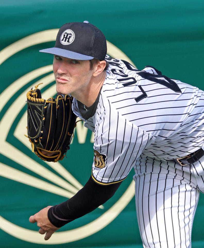 キャッチボールをして調整するルーカス（撮影・立川洋一郎）