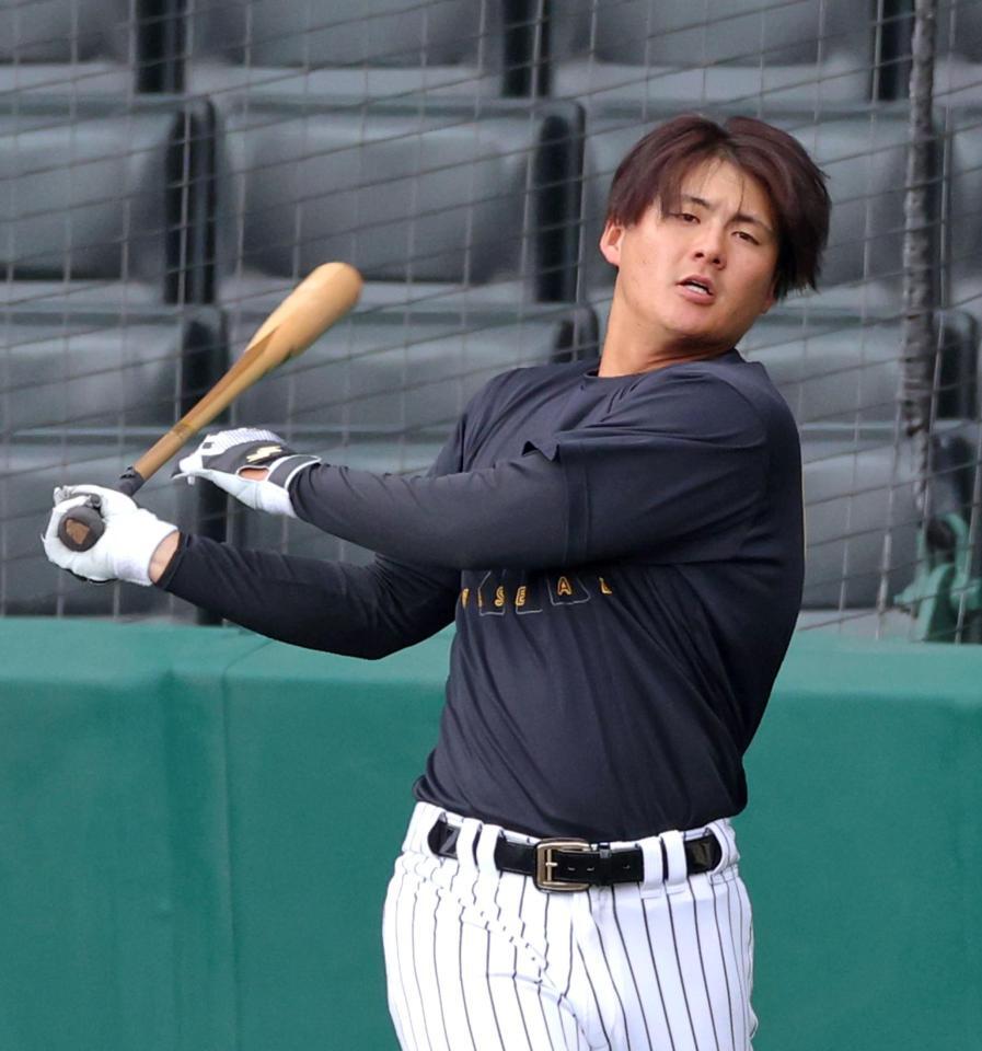 ノックバットでロングティーをして打ち込む前川（撮影・立川洋一郎）