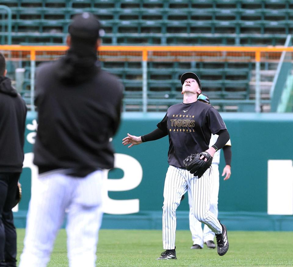 　早出で守備練習をするディベイニー（右）＝撮影・西田忠信