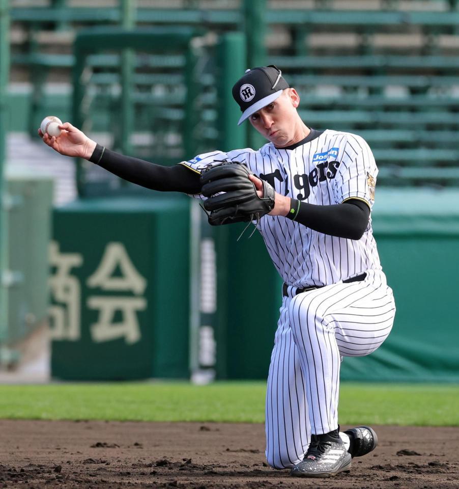 シートノックの打球をさばいて送球するディベイニー（撮影・立川洋一郎）