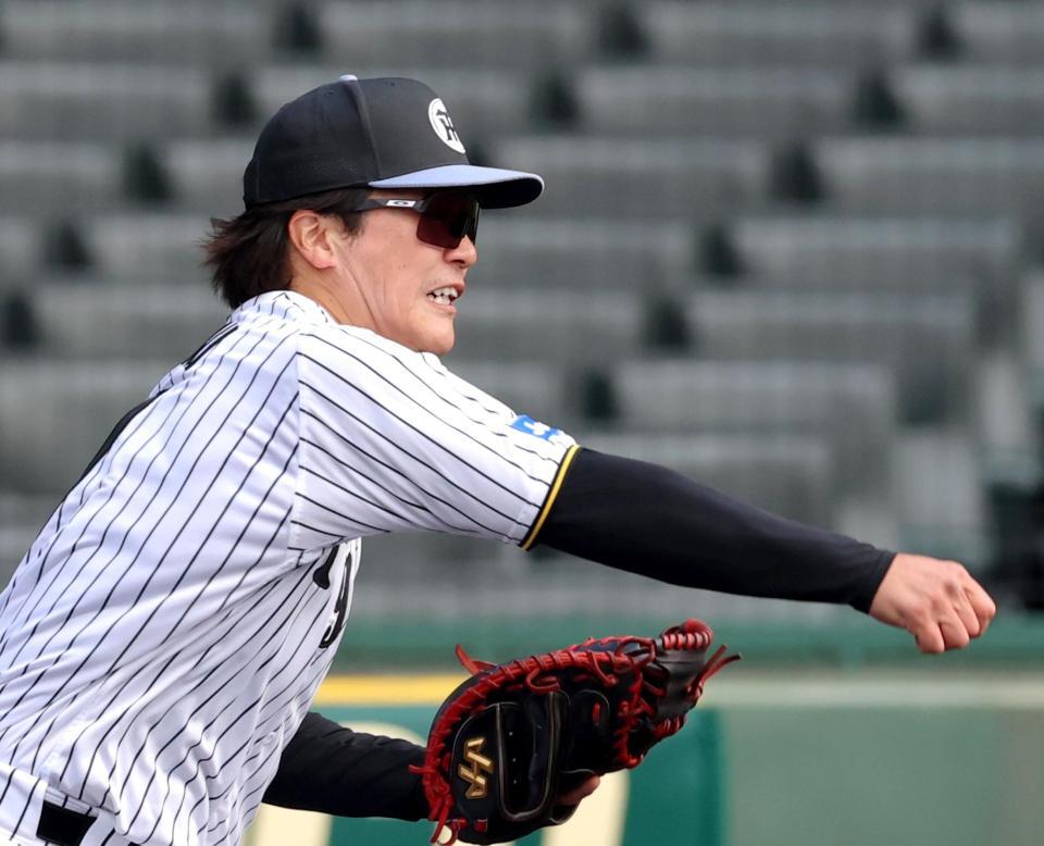 シートノックで二塁へ送球する伏見（撮影・立川洋一郎）