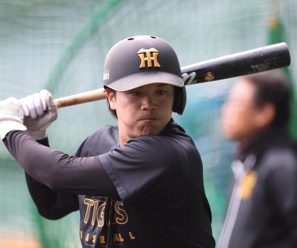 真剣なまなざしで打撃練習する伏見（撮影・西田忠信）