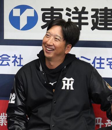 ベンチで笑顔を見せる藤川監督（撮影・西田忠信）