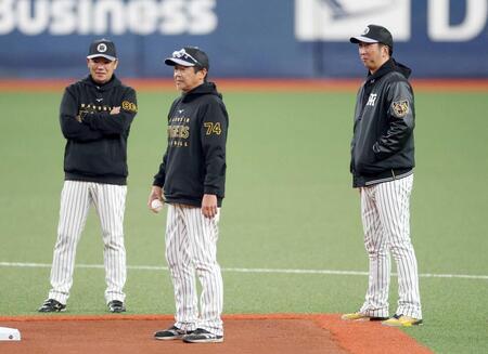 　京セラドームのグラウンドを確認する藤川監督（右）ら（撮影・西田忠信）