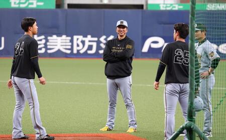 岡城（左）、谷端（右）と話をする藤川監督（撮影・西田忠信）