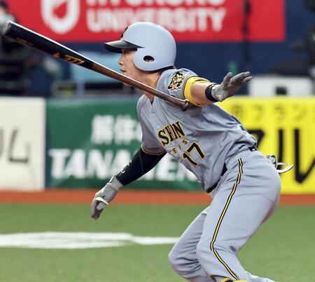 適時打を放つ伏見（撮影・田中太一）