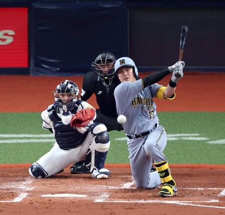 左中間に勝ち越し適時二塁打を放つ伏見（撮影・山口登）