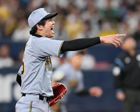 打球に反応する才木（撮影・田中太一）