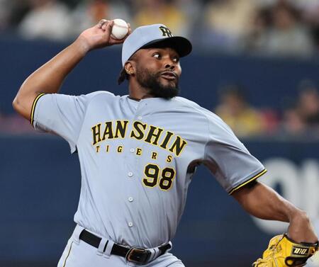 ８回を無失点に抑えるドリス（撮影・田中太一）