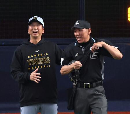 ９回、選手交代を告げる藤川監督（左）＝撮影・山口登