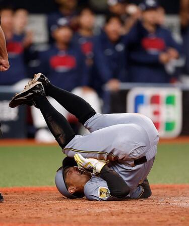 内野ゴロで本塁を狙うもアウトになった熊谷（撮影・西田忠信）
