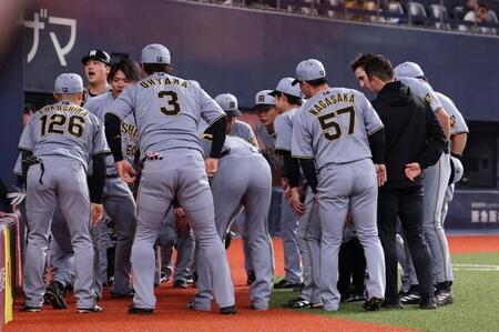 試合前、円陣を組む阪神ナイン（撮影・西田忠信）