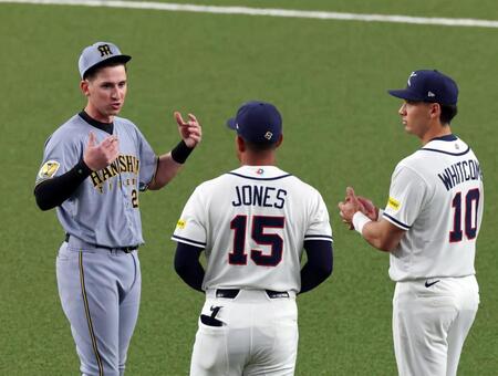 試合前、ディベイニー（左）は韓国代表・ジョーンズ、ウィットコムと談笑する（撮影・山口登）