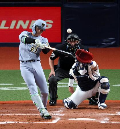 中犠飛を放つ高寺（撮影・山口登）