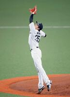 　ノックの打球に飛びつく才木（撮影・西田忠信）