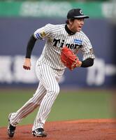 守備練習をする才木（撮影・西田忠信）