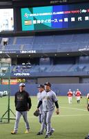 コーチと話す藤川監督（左）＝撮影・西田忠信