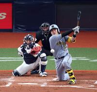 左中間に勝ち越し適時二塁打を放つ伏見（撮影・山口登）