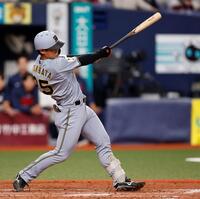 中前打を放つ谷端（撮影・西田忠信）