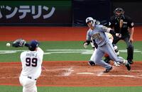 中前打を放つ谷端（撮影・山口登）