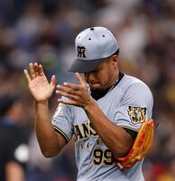 ７回を無失点に抑え手をたたくモレッタ（撮影・西田忠信）