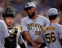 ８回を三者凡退に抑えベンチに戻るドリス（中央）＝撮影・西田忠信