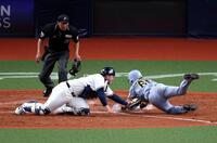 内野ゴロで元山が一・二塁間に挟まれる間に、小野寺が本塁を狙うもタッチアウトになり試合終了（撮影・山口登）