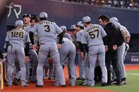 試合前、円陣を組む阪神ナイン（撮影・西田忠信）