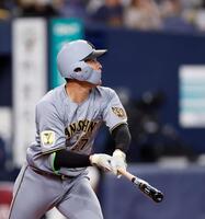 犠飛を放つ高寺（撮影・西田忠信）