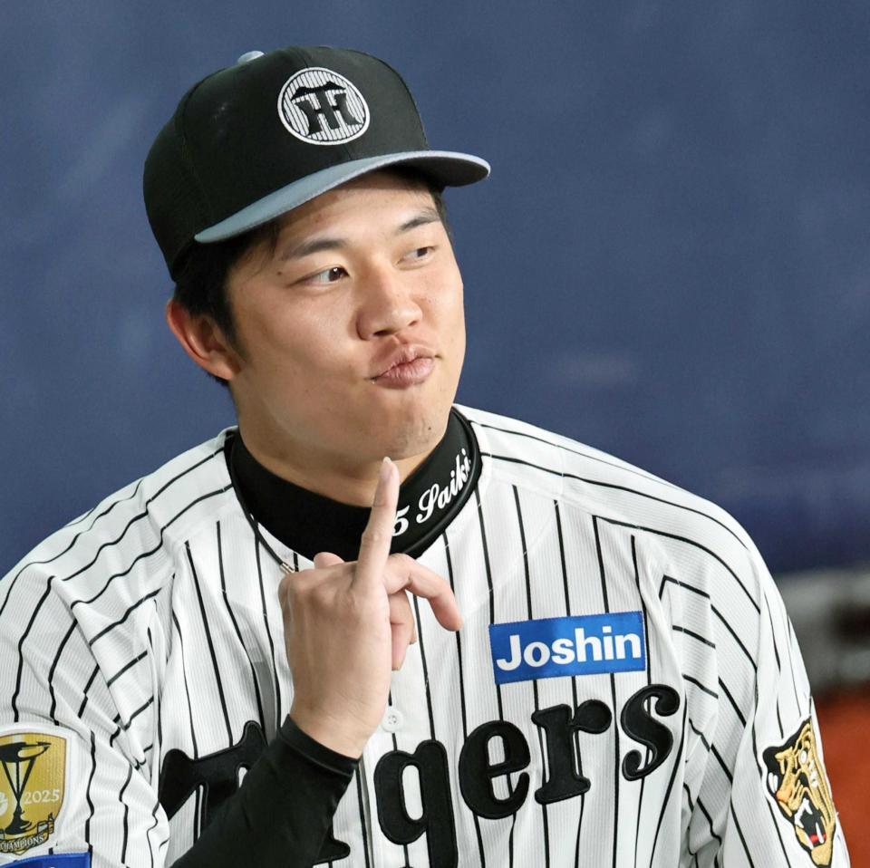 　練習の合間、おどける才木（撮影・田中太一）