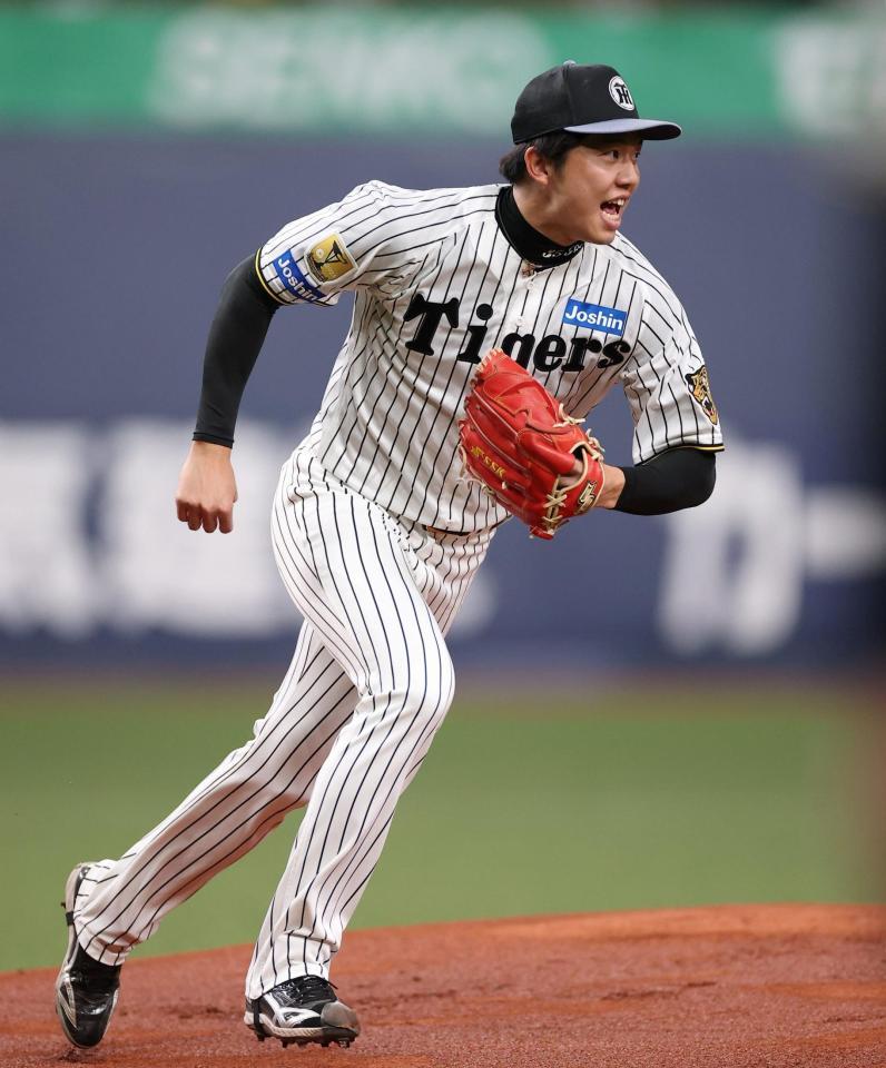 守備練習をする才木（撮影・西田忠信）