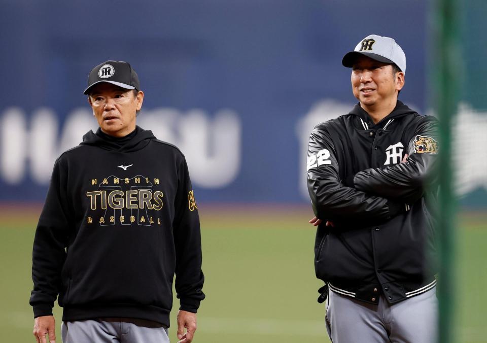 和田ヘッドコーチ（左）と言葉を交わす藤川監督（撮影・西田忠信）