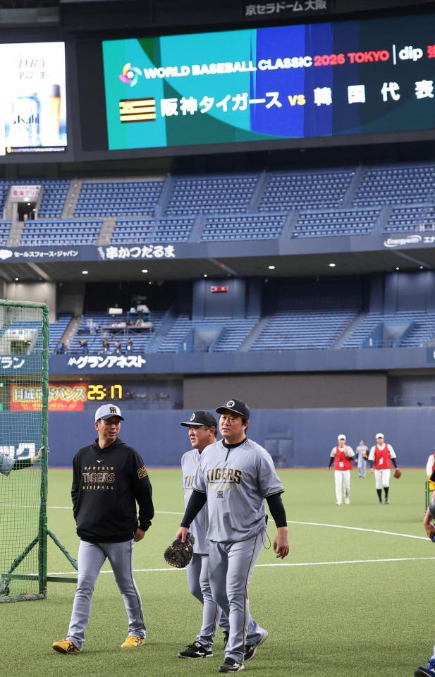 コーチと話す藤川監督（左）＝撮影・西田忠信