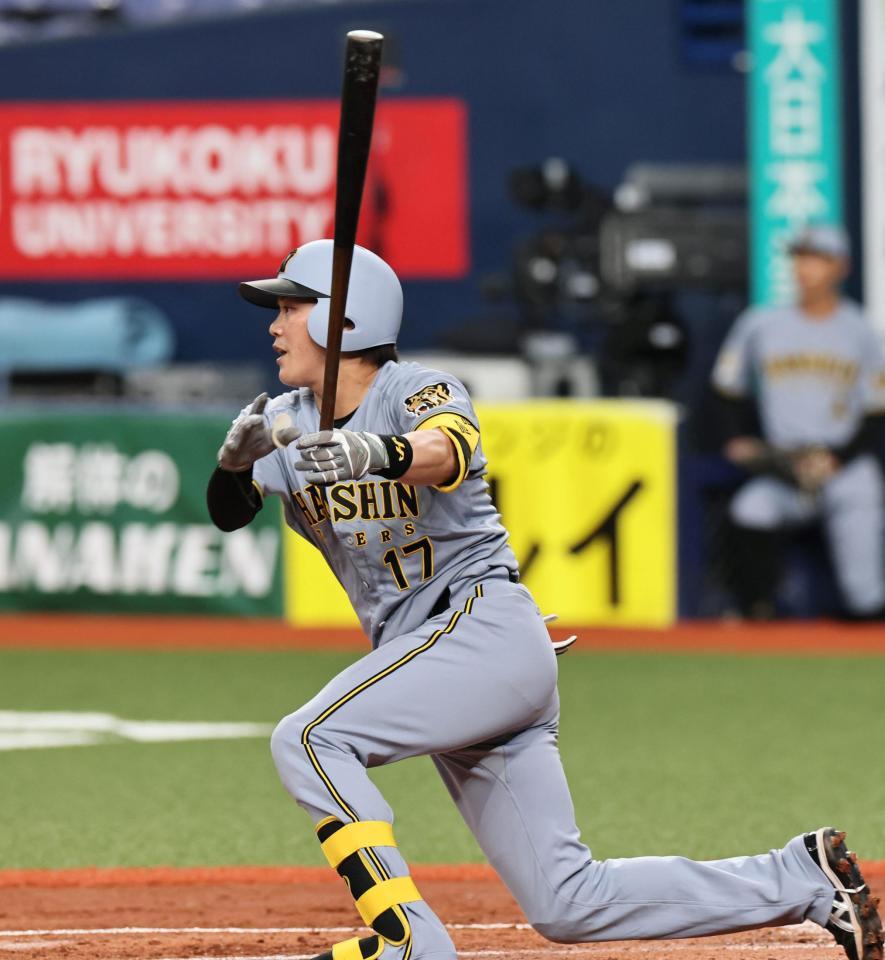 適時打を放つ伏見（撮影・田中太一）