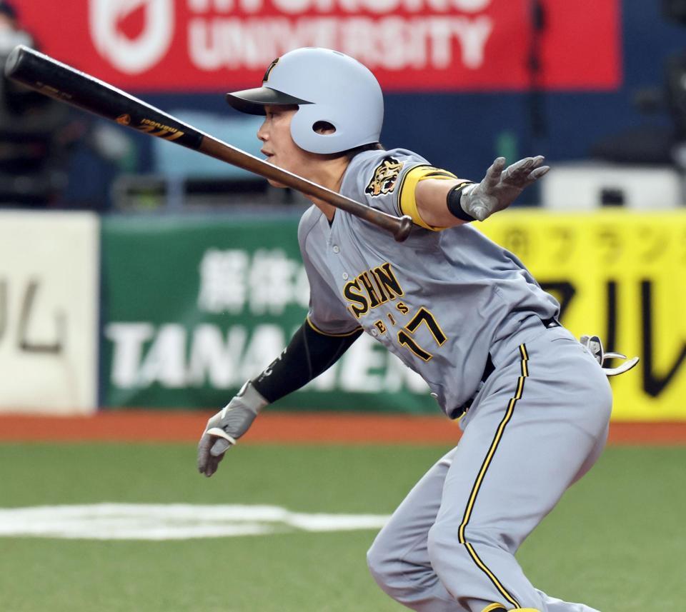 適時打を放つ伏見（撮影・田中太一）