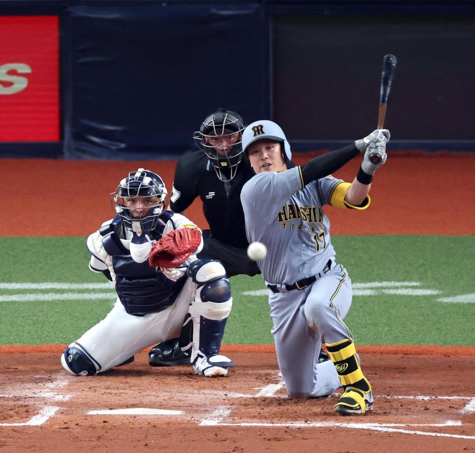 左中間に勝ち越し適時二塁打を放つ伏見（撮影・山口登）