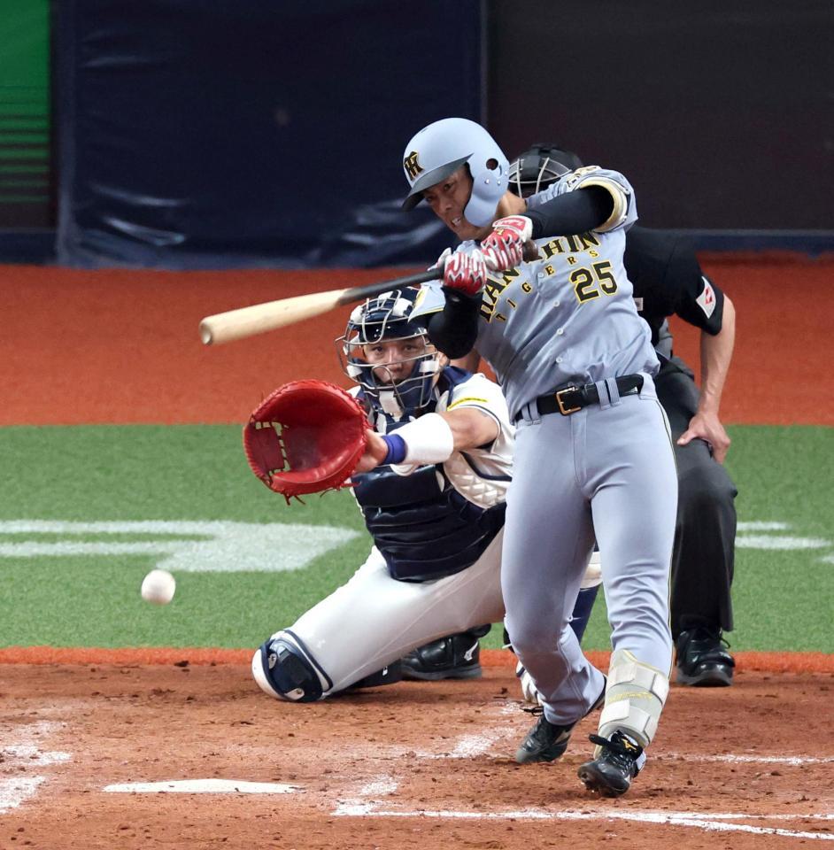 中前打を放つ谷端（撮影・山口登）