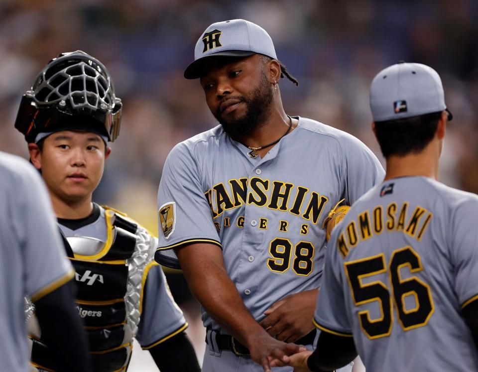 ８回を三者凡退に抑えベンチに戻るドリス（中央）＝撮影・西田忠信