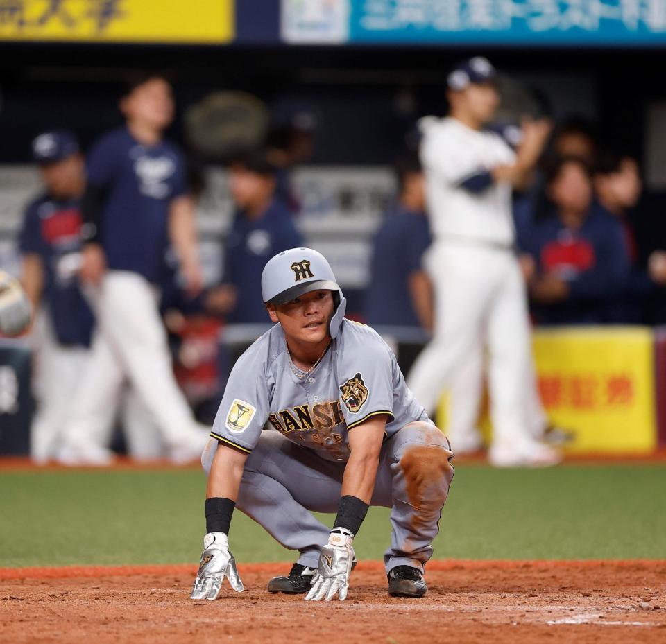 小野寺は小幡の打球で本塁を狙うもタッチアウト（撮影・西田忠信）