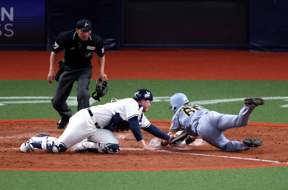 内野ゴロで元山が一・二塁間に挟まれる間に、小野寺が本塁を狙うもタッチアウトになり試合終了（撮影・山口登）